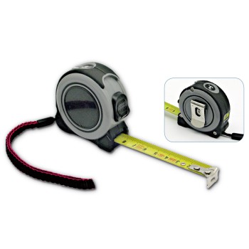 3 metri a nastro  riavvolgimento controllato, gommato in plastica bicolore nera e grigia. Comodo cinghietto e clip in metallo, scala in centimetri.  Astuccio di cartoncino.
