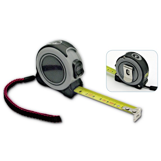 3 metri a nastro  riavvolgimento controllato, gommato in plastica bicolore nera e grigia. Comodo cinghietto e clip in metallo, scala in centimetri.  Astuccio di cartoncino.