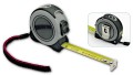3 metri a nastro  riavvolgimento controllato, gommato in plastica bicolore nera e grigia. Comodo cinghietto e clip in metallo, scala in centimetri.  Astuccio di cartoncino.