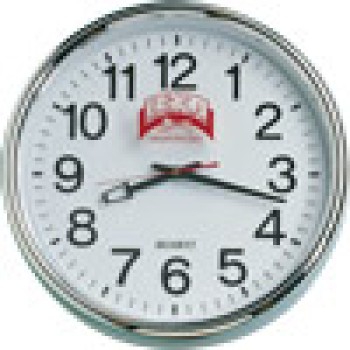 Orologio gigante rifiniture cromate sfondo bianco