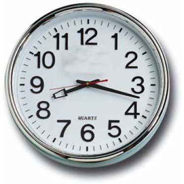 Orologio gigante rifiniture cromate sfondo bianco