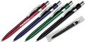 Penna  sfera a scatto, fusto in plastica colorata metallizzata, particolari in metallo. Refil nero. Confezione in polybag.