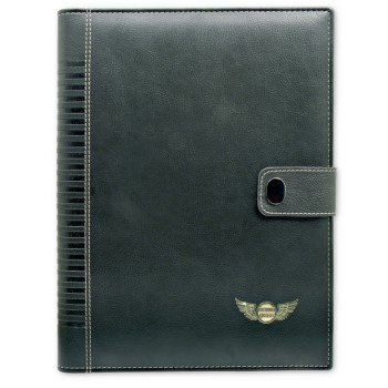 Portablocco  portafoglio in iguana nero, finiture in tinta, con passante a scomparsa e bottone, con blocco carta da 20 fogli e penna a sfera. Astuccio in cartoncino.