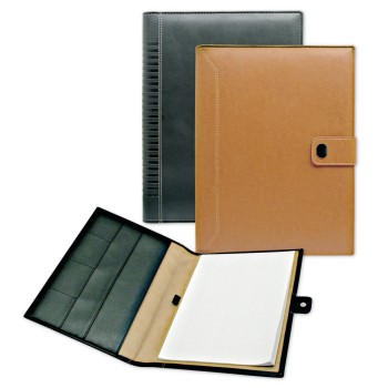 Portablocco  portafoglio in iguana nero, finiture in tinta, con passante a scomparsa e bottone, con blocco carta da 20 fogli e penna a sfera. Astuccio in cartoncino.