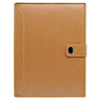 Portablocco  portafoglio in iguana nero, finiture in tinta, con passante a scomparsa e bottone, con blocco carta da 20 fogli e penna a sfera. Astuccio in cartoncino.