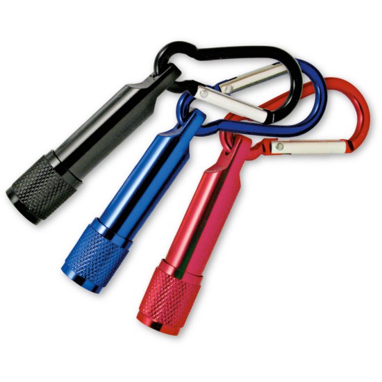 Torcia con moschettone in alluminio colorato. Confezione in polybag.